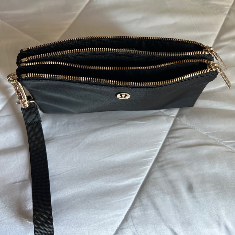 NWOT Lululemon Curved Wristlet in Black with Gold Hardware - Picture 8 of 11